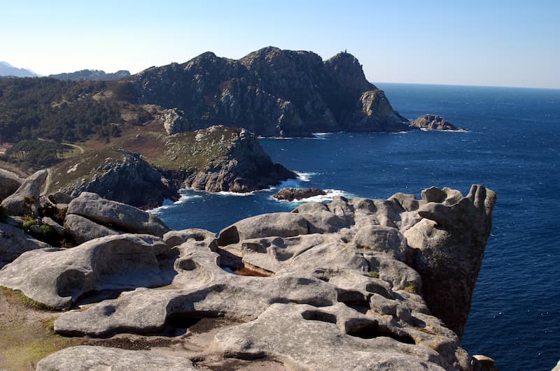 Vista desde el Alto do Príncipe: rocas de granito sobre el Atlántico y la isla de Monteagudo