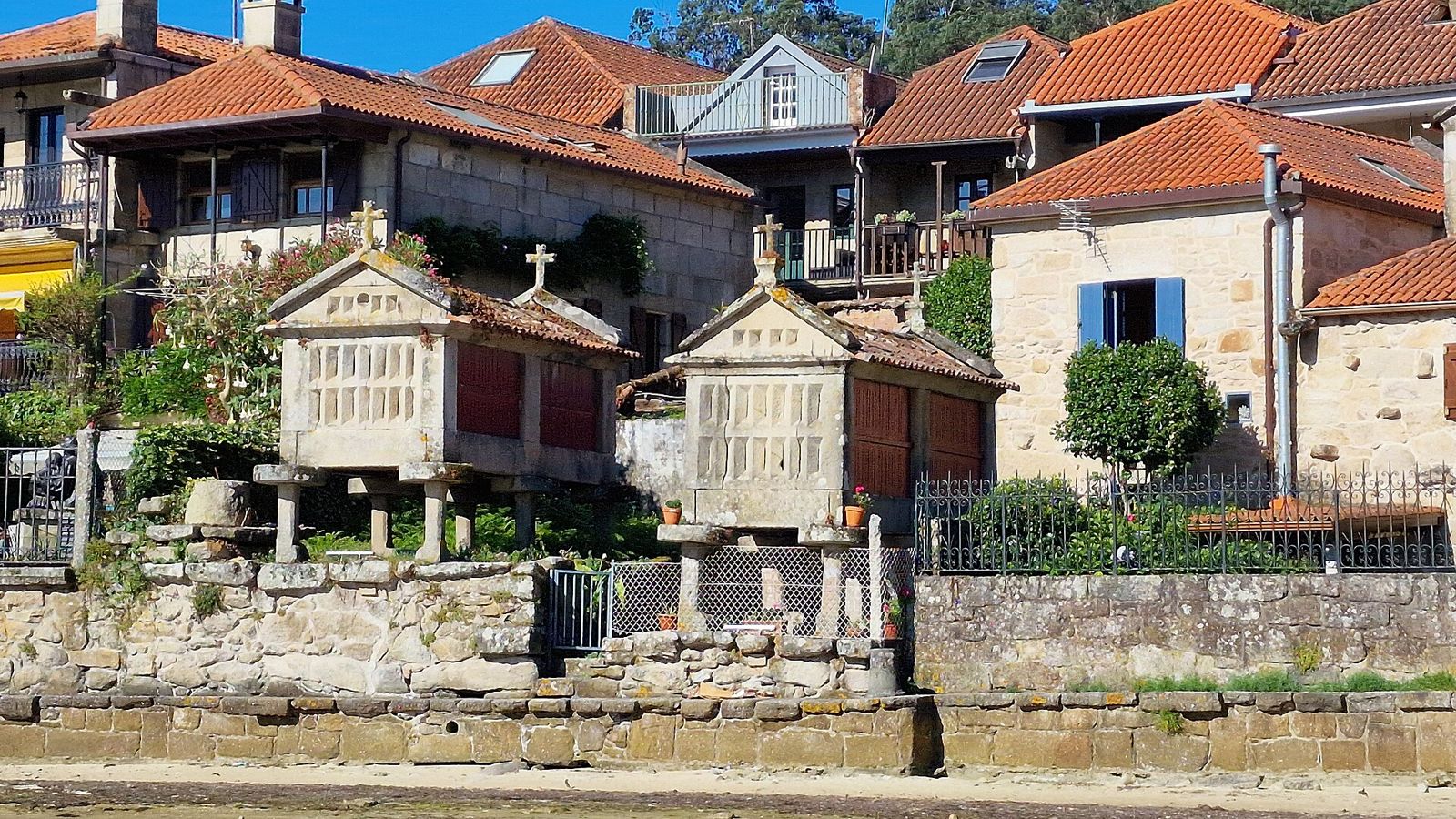 Hórreos traditionnels en pierre et maisons de Combarro
