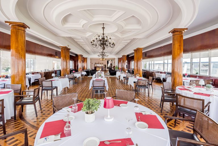 Comedor del Real Club Náutico de Vigo con columnas de madera y vistas a la ría